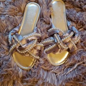 Beaded pearl grey/silver slipper.